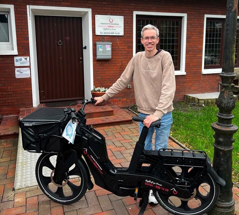 Andreas Ubben von der Ambulanten Krankenpflege auf Juist mit E-Bike